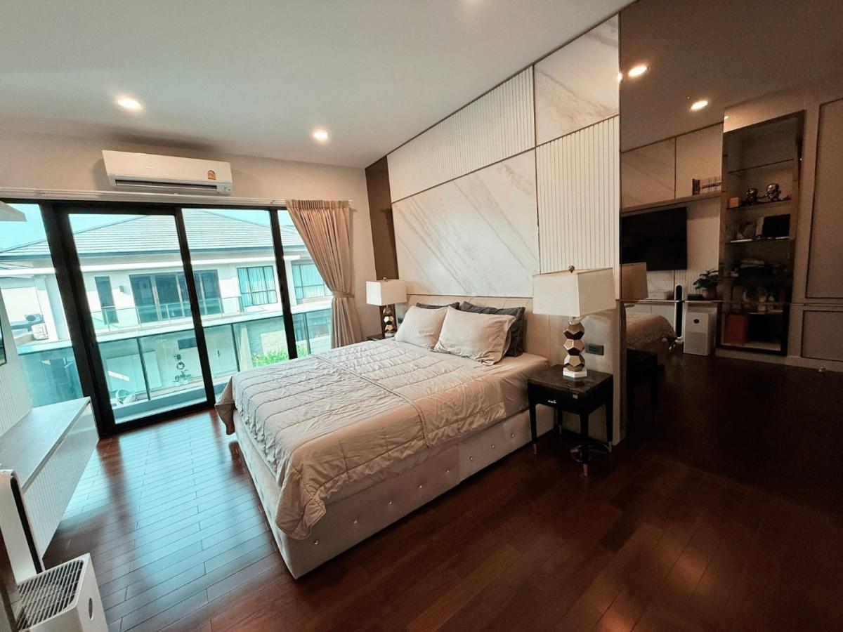 ปล่อยเช่า บ้านเดี่ยว 2 ชั้น 4 ห้องนอน | 4 ห้องน้ำ หมู่บ้าน The City Ekkamai - Ladprao  บ้านมีติดตั้งโซล่าเซลให้ ประหยัดไฟมาก