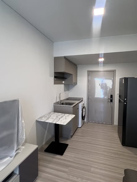 1-bedroom ชั้น 25 ห้องใหม่ 0 เมตรจากบีทีเอส พร้อมเข้าอยู่ / One-bedroom 25th floor, direct access BTS (6 stations from Sathorn)
