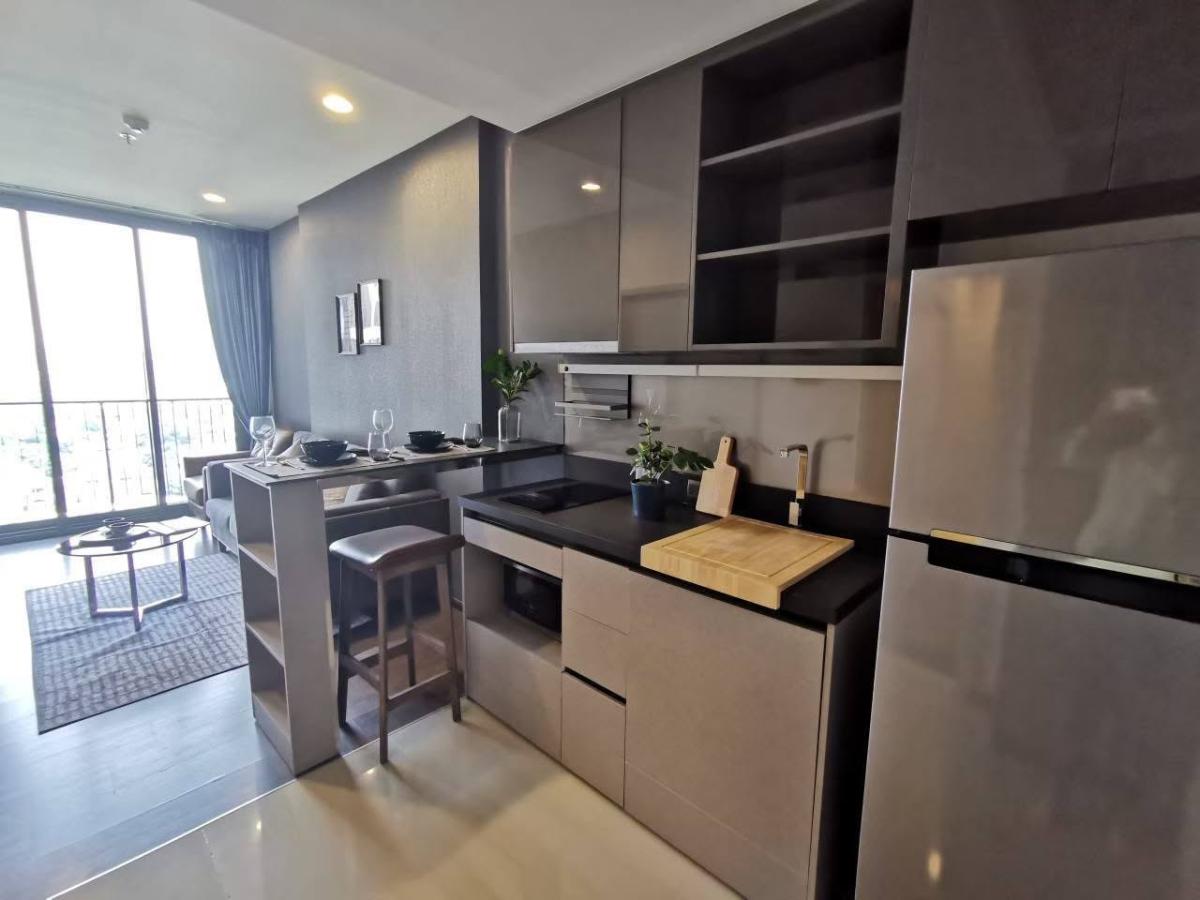  Condo at Oka Haus  ใกล้ตึกมาลีนนท์ช่องสาม มีรถตู้บริการส่งถึง BTS ทุกวัน