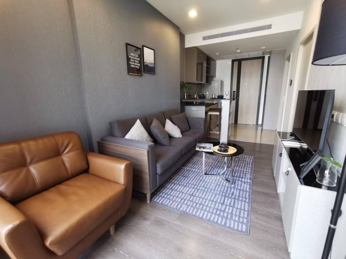  Condo at Oka Haus  ใกล้ตึกมาลีนนท์ช่องสาม มีรถตู้บริการส่งถึง BTS ทุกวัน