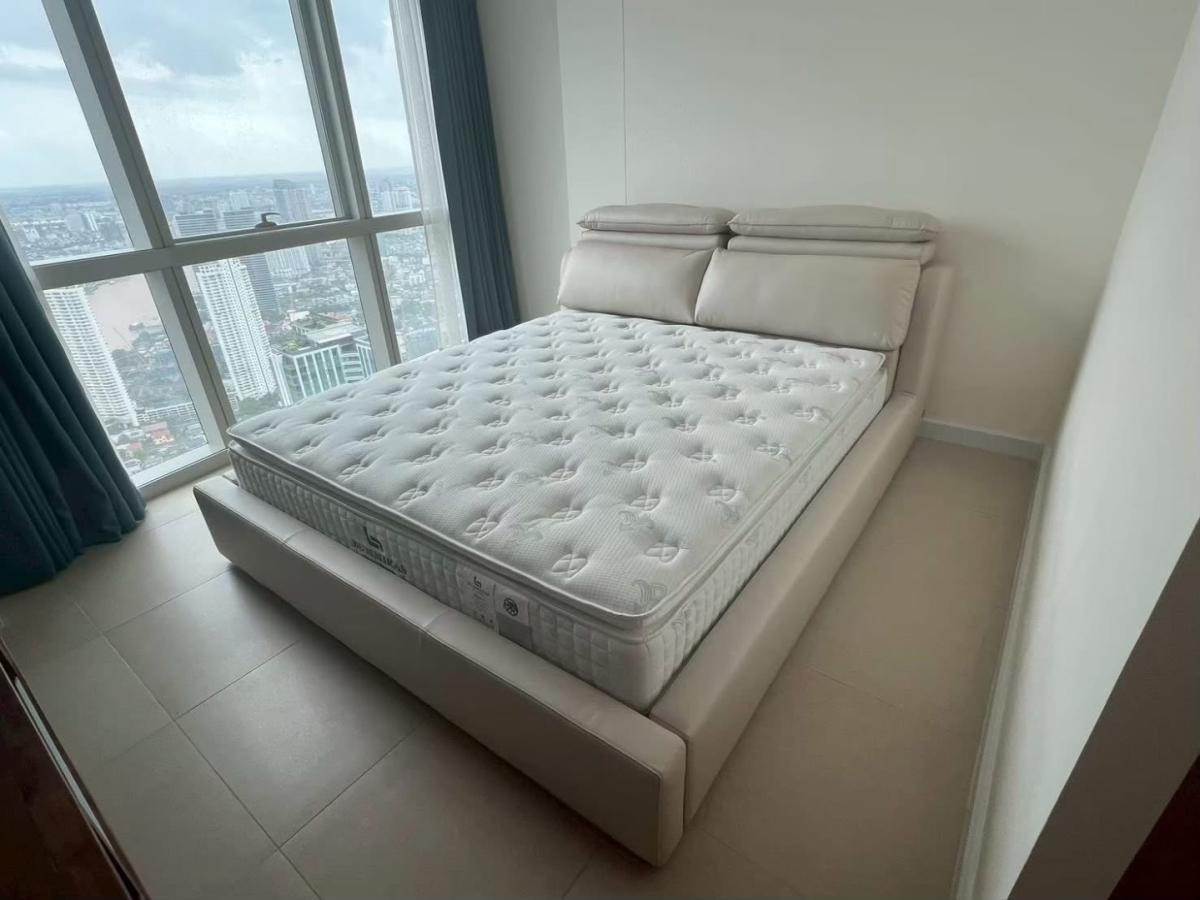 Luxury Duplex Penthouse for Rent | The River Condominium ✨ สัมผัสการใช้ชีวิตเหนือระดับกับ Duplex Penthouse สุดหรูบนชั้น 67–68 ของ The River Condominium หนึ่งในคอนโดริมแม่น้ำเจ้าพระยาที่เป็นไอคอนของกรุงเทพฯ