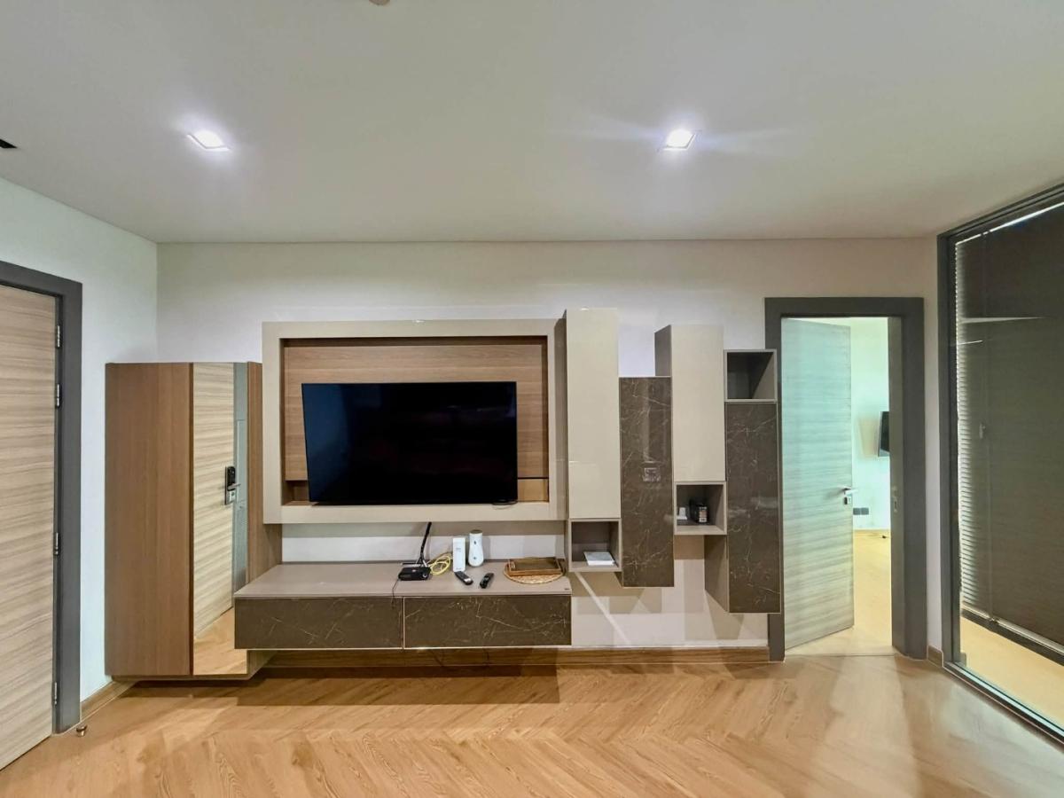 ให้เช่าคอนโด ready to move in ** พร้อมอยู่ ** 📌 THE ROOM เจริญกรุง 30 (ข้างไปรษณีย์กลางบางรัก ฝั่งตรงข้าม Icon Siam มีเรือข้ามฟาก) 🛏️ ห้อง 1 Bed ขนาด 55 ตร.ม. ชั้น 8