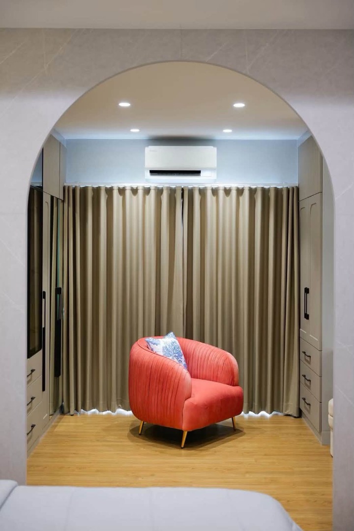 ขายบ้านหรู Centro บางนา 4 ห้องนอน 400 ตรม. พร้อมเฟอร์นิเจอร์ 24.9 ล้านบาท