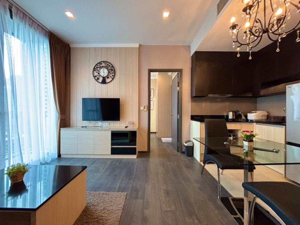 Edge Sukhumvit 23 ให้เช่าห้องมุมแต่งสวยพร้อมอ่างอาบน้ำแบบ 1 Bedroom ชั้น 10