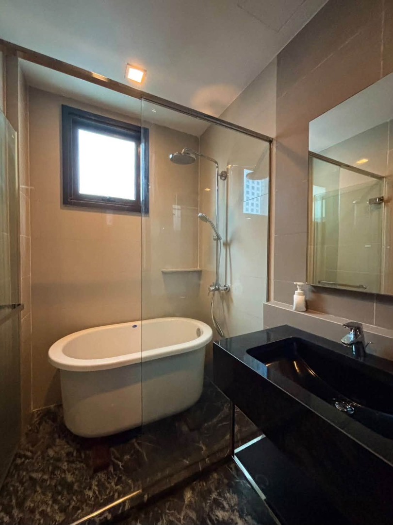 Edge Sukhumvit 23 ให้เช่าห้องมุมแต่งสวยพร้อมอ่างอาบน้ำแบบ 1 Bedroom ชั้น 10
