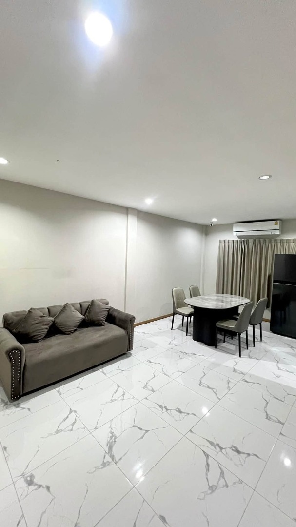 ให้เช่าบ้านทาวน์โฮม 3 ชั้น (หลังมุม)ใจกลางรัชดา-ลาดพร้าว