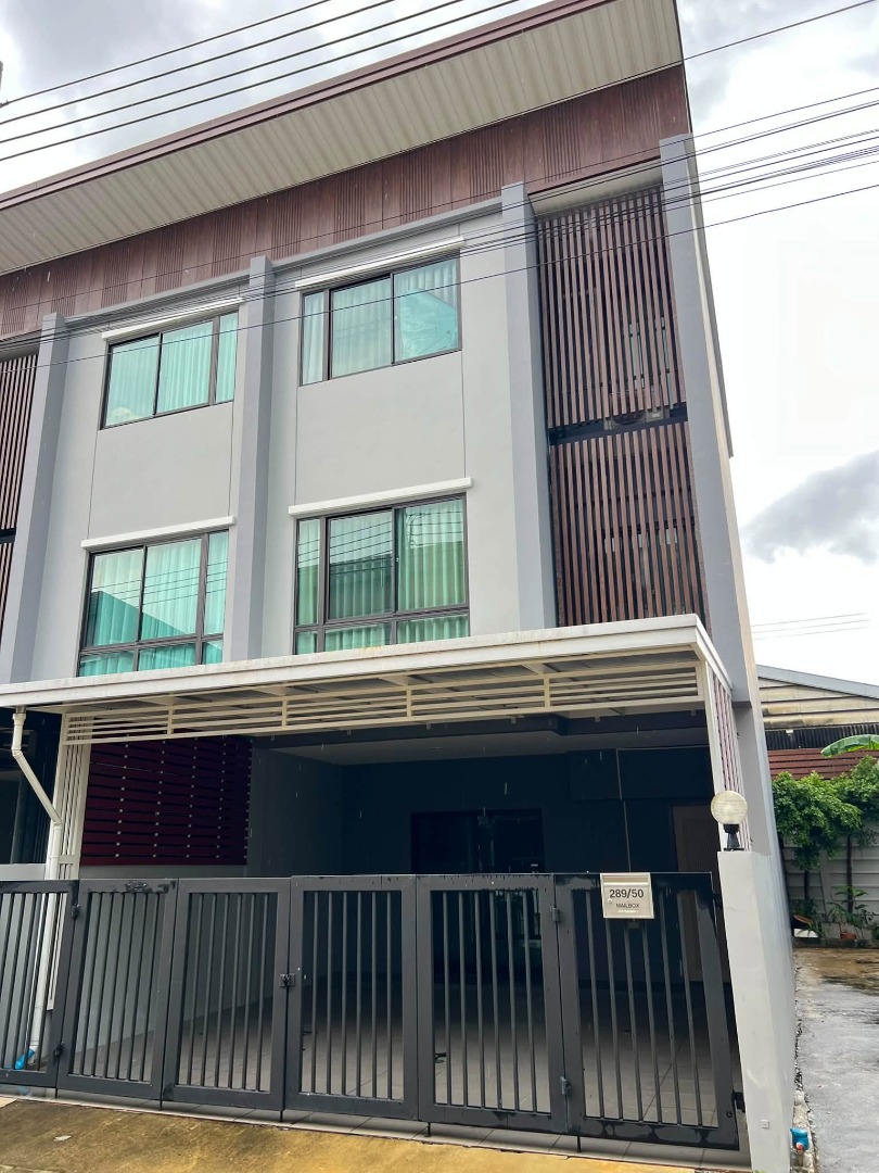 ให้เช่าบ้านทาวน์โฮม 3 ชั้น (หลังมุม)ใจกลางรัชดา-ลาดพร้าว