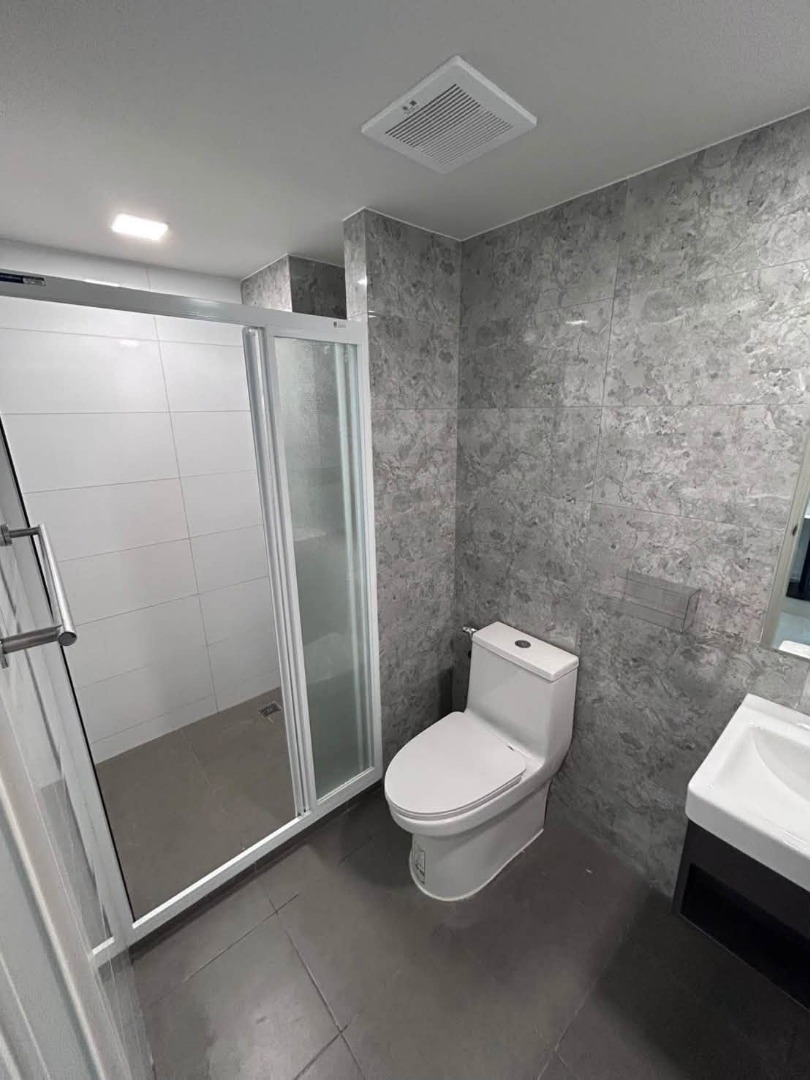 Atmoz Oasis Onnut 26sqm. ห้องแบบครัวติดระเบียง ปิดกระจกแยกห้อง