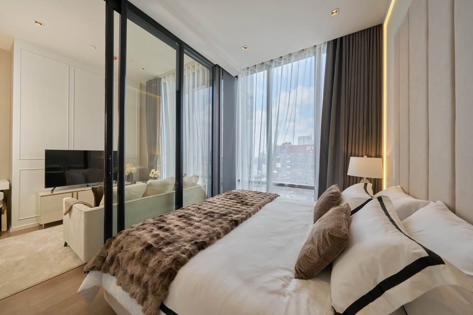 📍 1 ห้องนอน 1 ห้องน้ำ 33 ตร.ม. 📍 ชั้น 36 พร้อมระเบียง 📍 เครื่องใช้ไฟฟ้าครบ (ทีวี, ตู้เย็น, ไมโครเวฟ, เตาไฟฟ้า, เครื่องทำน้ำอุ่น) + เคเบิลทีวี 📍 เฟอร์นิเจอร์ครบ พร้อมเข้าอยู่ 📍 เดินทางสะดวก ใกล้ BTS ช่องนนทรี