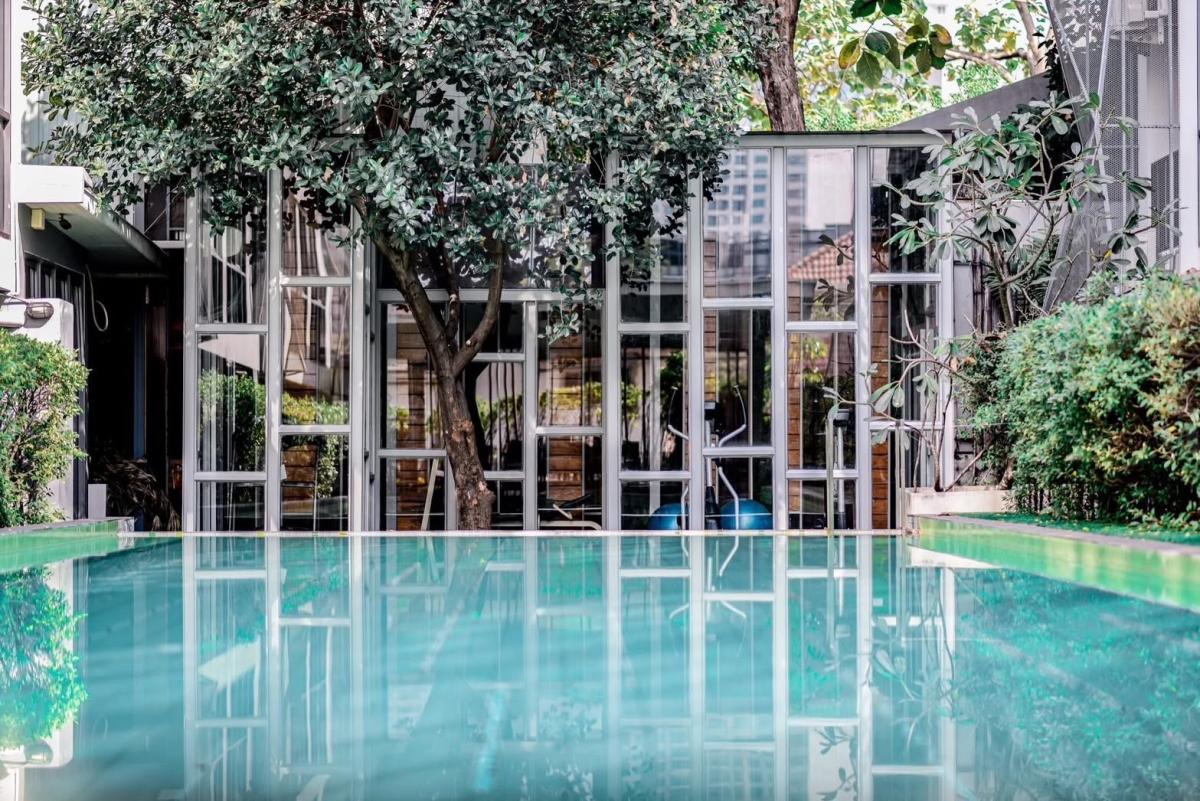 Qube Suites Sukhumvit 46 ห้องพักแบบ 2 ห้องนอน 2 ห้องน้ำ พร้อมอ่างอาบน้ำ