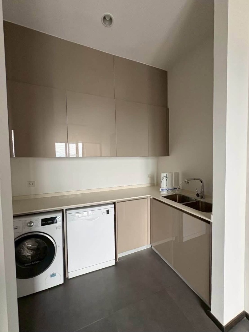 ปล่อยเช่า Whizdom Essence Penthouse 4 ห้องนอน 202 ตรม. ชั้น 48