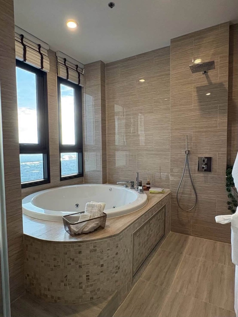 ปล่อยเช่า Whizdom Essence Penthouse 4 ห้องนอน 202 ตรม. ชั้น 48